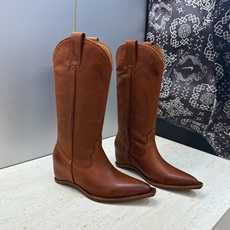 Maison Margiela 马吉拉 2026秋冬新款时尚电绣中筒女靴 MM6字母logo内增高坡跟尖头一脚蹬复古擦 Maison Margiela 马吉拉 2026秋冬新款时尚电绣中筒女靴 MM6字母logo内增高坡跟尖头一脚蹬复古擦