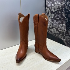 Maison Margiela 马吉拉 2026秋冬新款时尚电绣中筒女靴 MM6字母logo内增高坡跟尖头一脚蹬复古擦 Maison Margiela 马吉拉 2026秋冬新款时尚电绣中筒女靴 MM6字母logo内增高坡跟尖头一脚蹬复古擦