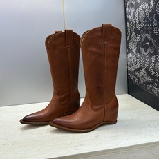 Maison Margiela 马吉拉 2026秋冬新款时尚电绣中筒女靴 MM6字母logo内增高坡跟尖头一脚蹬复古擦 Maison Margiela 马吉拉 2026秋冬新款时尚电绣中筒女靴 MM6字母logo内增高坡跟尖头一脚蹬复古擦