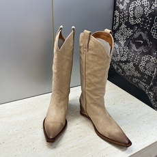 Maison Margiela 马吉拉 2026秋冬新款时尚电绣中筒女靴 MM6字母logo内增高坡跟尖头一脚蹬复古擦 Maison Margiela 马吉拉 2026秋冬新款时尚电绣中筒女靴 MM6字母logo内增高坡跟尖头一脚蹬复古擦