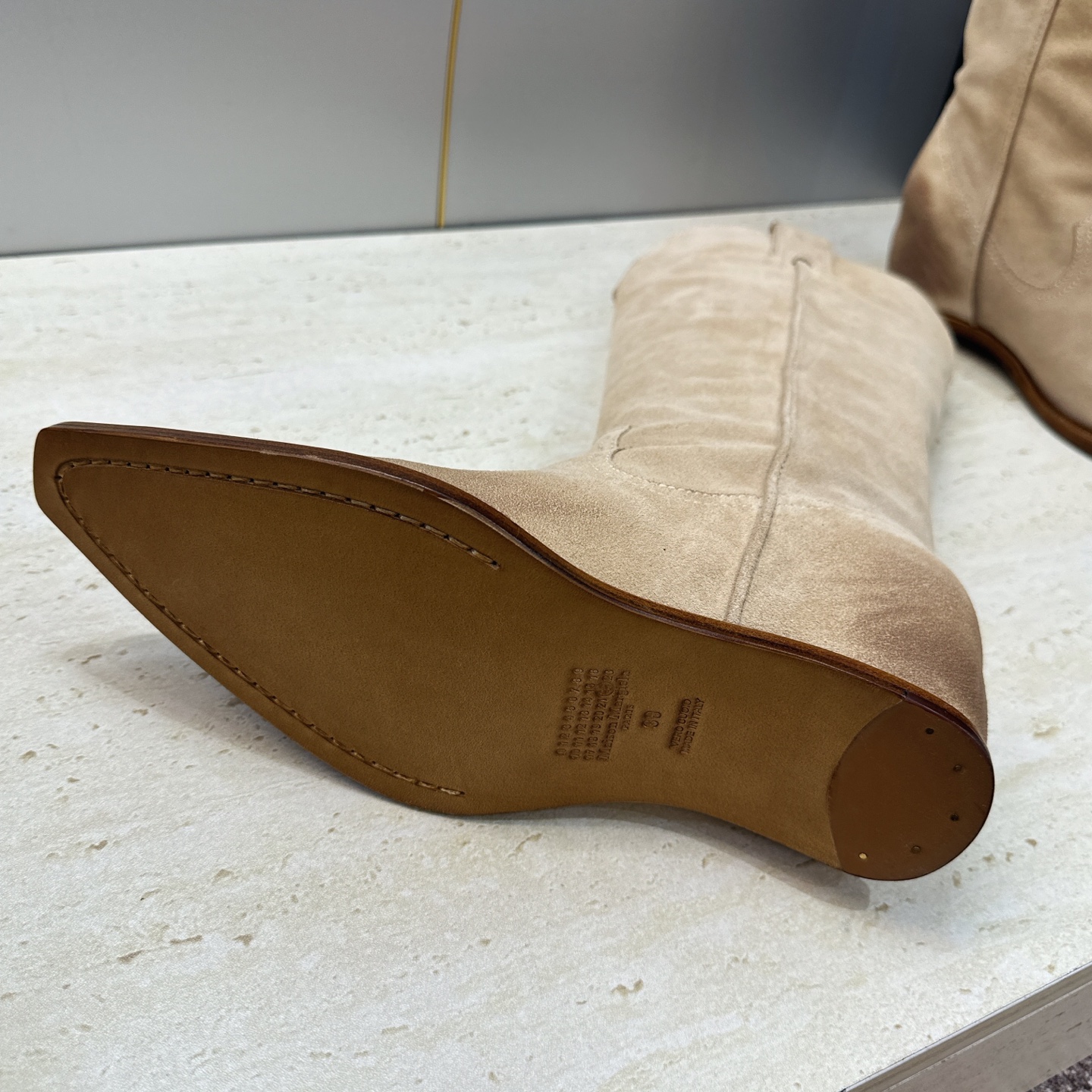 Maison Margiela 马吉拉 2026秋冬新款时尚电绣中筒女靴 MM6字母logo内增高坡跟尖头一脚蹬复古擦 Maison Margiela 马吉拉 2026秋冬新款时尚电绣中筒女靴 MM6字母logo内增高坡跟尖头一脚蹬复古擦