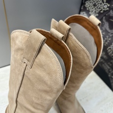 Maison Margiela 马吉拉 2026秋冬新款时尚电绣中筒女靴 MM6字母logo内增高坡跟尖头一脚蹬复古擦 Maison Margiela 马吉拉 2026秋冬新款时尚电绣中筒女靴 MM6字母logo内增高坡跟尖头一脚蹬复古擦