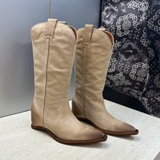 Maison Margiela 马吉拉 2026秋冬新款时尚电绣中筒女靴 MM6字母logo内增高坡跟尖头一脚蹬复古擦 Maison Margiela 马吉拉 2026秋冬新款时尚电绣中筒女靴 MM6字母logo内增高坡跟尖头一脚蹬复古擦