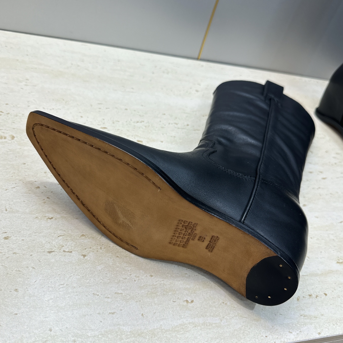 Maison Margiela 马吉拉 2026秋冬新款时尚电绣中筒女靴 MM6字母logo内增高坡跟尖头一脚蹬复古擦 Maison Margiela 马吉拉 2026秋冬新款时尚电绣中筒女靴 MM6字母logo内增高坡跟尖头一脚蹬复古擦