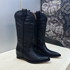Maison Margiela 马吉拉 2026秋冬新款时尚电绣中筒女靴 MM6字母logo内增高坡跟尖头一脚蹬复古擦 Maison Margiela 马吉拉 2026秋冬新款时尚电绣中筒女靴 MM6字母logo内增高坡跟尖头一脚蹬复古擦
