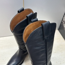 Maison Margiela 马吉拉 2026秋冬新款时尚电绣中筒女靴 MM6字母logo内增高坡跟尖头一脚蹬复古擦 Maison Margiela 马吉拉 2026秋冬新款时尚电绣中筒女靴 MM6字母logo内增高坡跟尖头一脚蹬复古擦