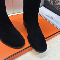 爱马仕 Hermes 2026秋冬新款 Lasso粗跟高筒及膝女长靴 H家字母logo低跟圆头一脚蹬机车骑士靴 材质:鞋 爱马仕 Hermes 2026秋冬新款 Lasso粗跟高筒及膝女长靴 H家字母logo低跟圆头一脚蹬机车骑士靴 材质:鞋