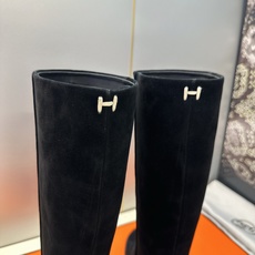 爱马仕 Hermes 2026秋冬新款 Lasso粗跟高筒及膝女长靴 H家字母logo低跟圆头一脚蹬机车骑士靴 材质:鞋 爱马仕 Hermes 2026秋冬新款 Lasso粗跟高筒及膝女长靴 H家字母logo低跟圆头一脚蹬机车骑士靴 材质:鞋