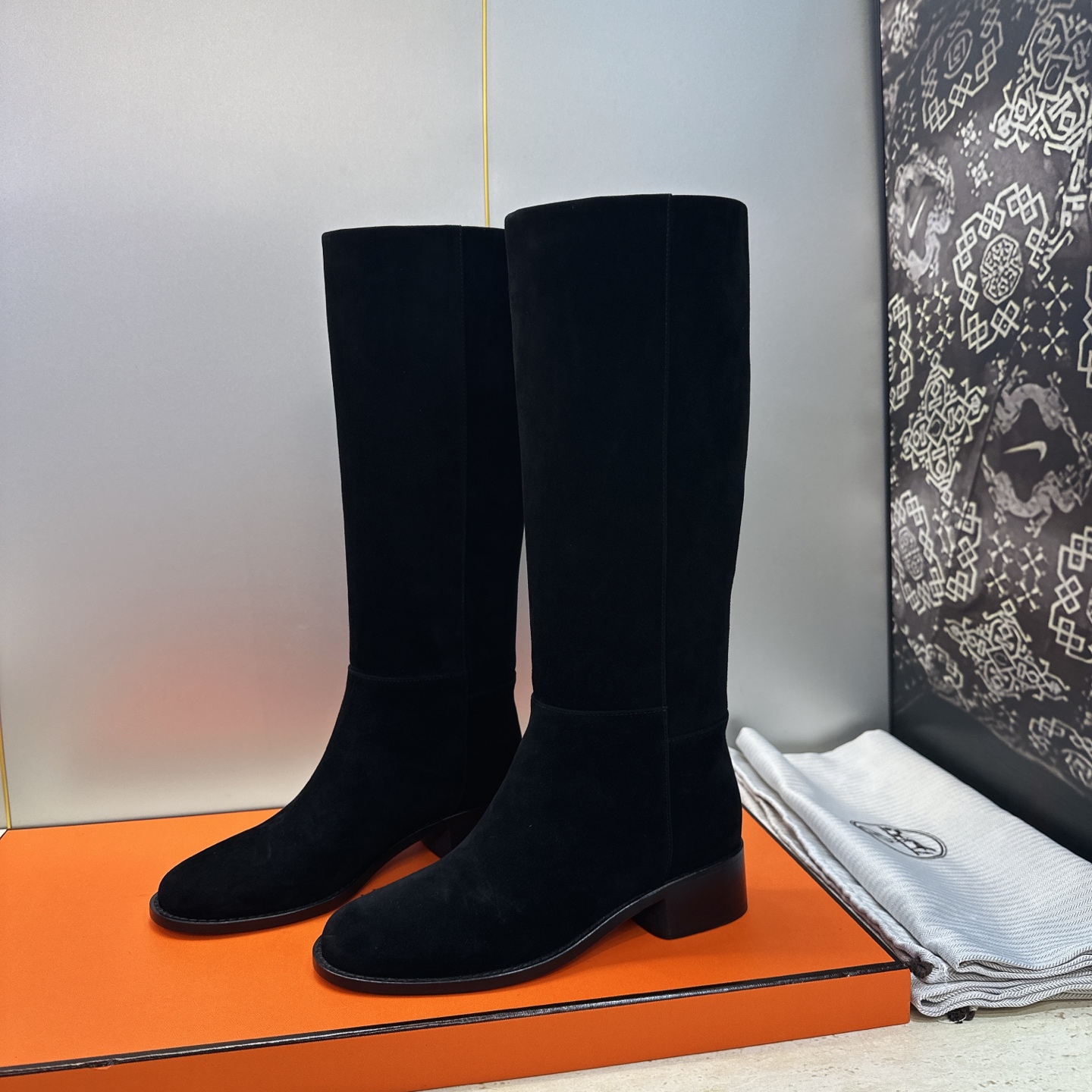 爱马仕 Hermes 2026秋冬新款 Lasso粗跟高筒及膝女长靴 H家字母logo低跟圆头一脚蹬机车骑士靴 材质:鞋 爱马仕 Hermes 2026秋冬新款 Lasso粗跟高筒及膝女长靴 H家字母logo低跟圆头一脚蹬机车骑士靴 材质:鞋