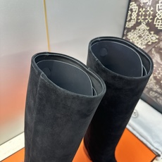 爱马仕 Hermes 2026秋冬新款 Lasso粗跟高筒及膝女长靴 H家字母logo低跟圆头一脚蹬机车骑士靴 材质:鞋 爱马仕 Hermes 2026秋冬新款 Lasso粗跟高筒及膝女长靴 H家字母logo低跟圆头一脚蹬机车骑士靴 材质:鞋