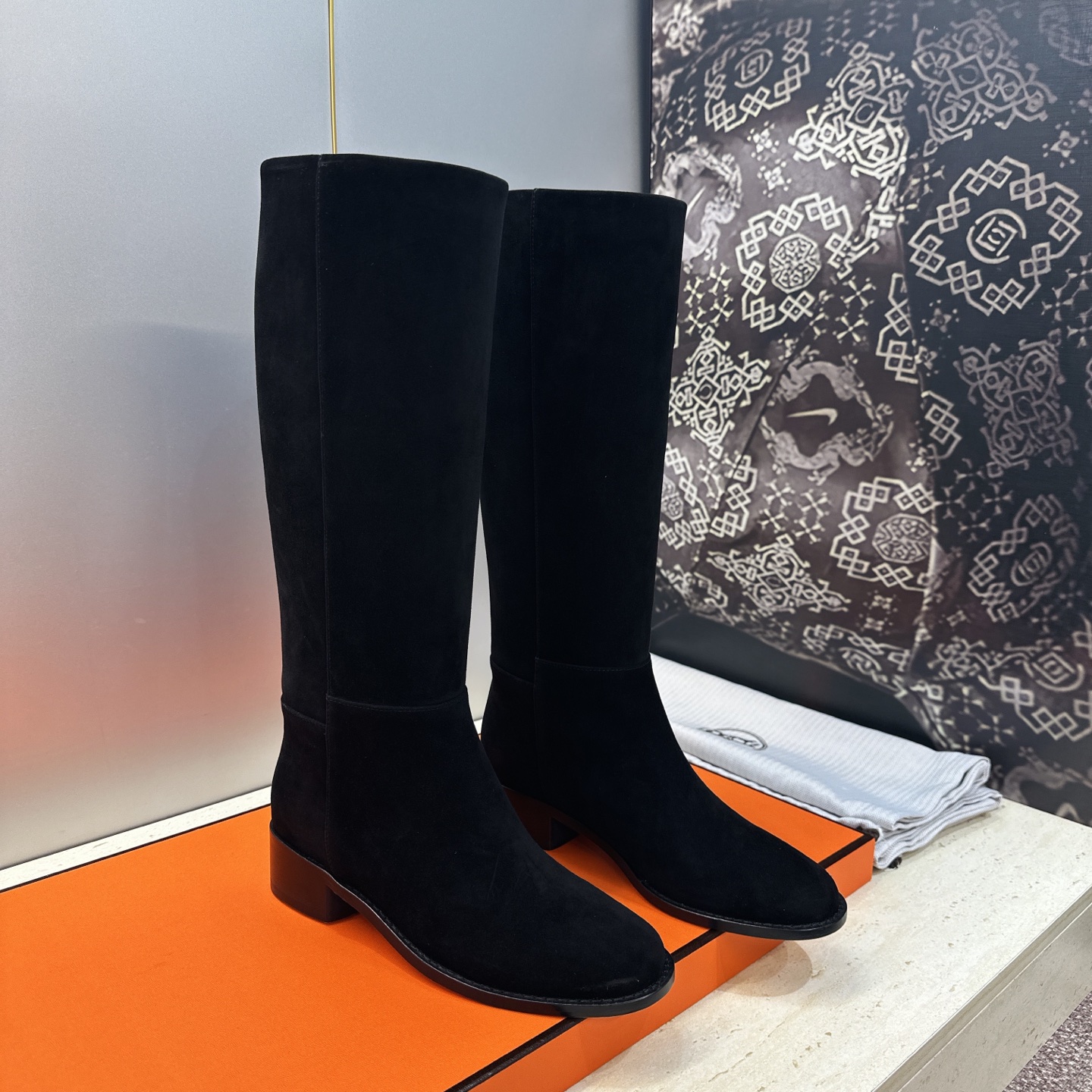 爱马仕 Hermes 2026秋冬新款 Lasso粗跟高筒及膝女长靴 H家字母logo低跟圆头一脚蹬机车骑士靴 材质：鞋