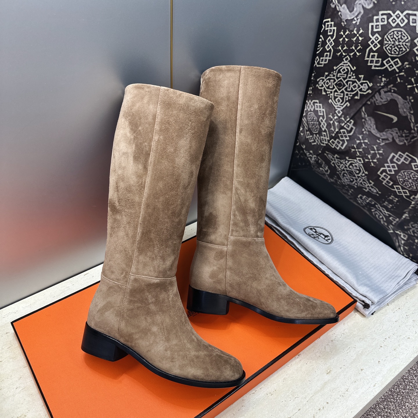 爱马仕 Hermes 2026秋冬新款 Lasso粗跟高筒及膝女长靴 H家字母logo低跟圆头一脚蹬机车骑士靴 材质:鞋 爱马仕 Hermes 2026秋冬新款 Lasso粗跟高筒及膝女长靴 H家字母logo低跟圆头一脚蹬机车骑士靴 材质:鞋