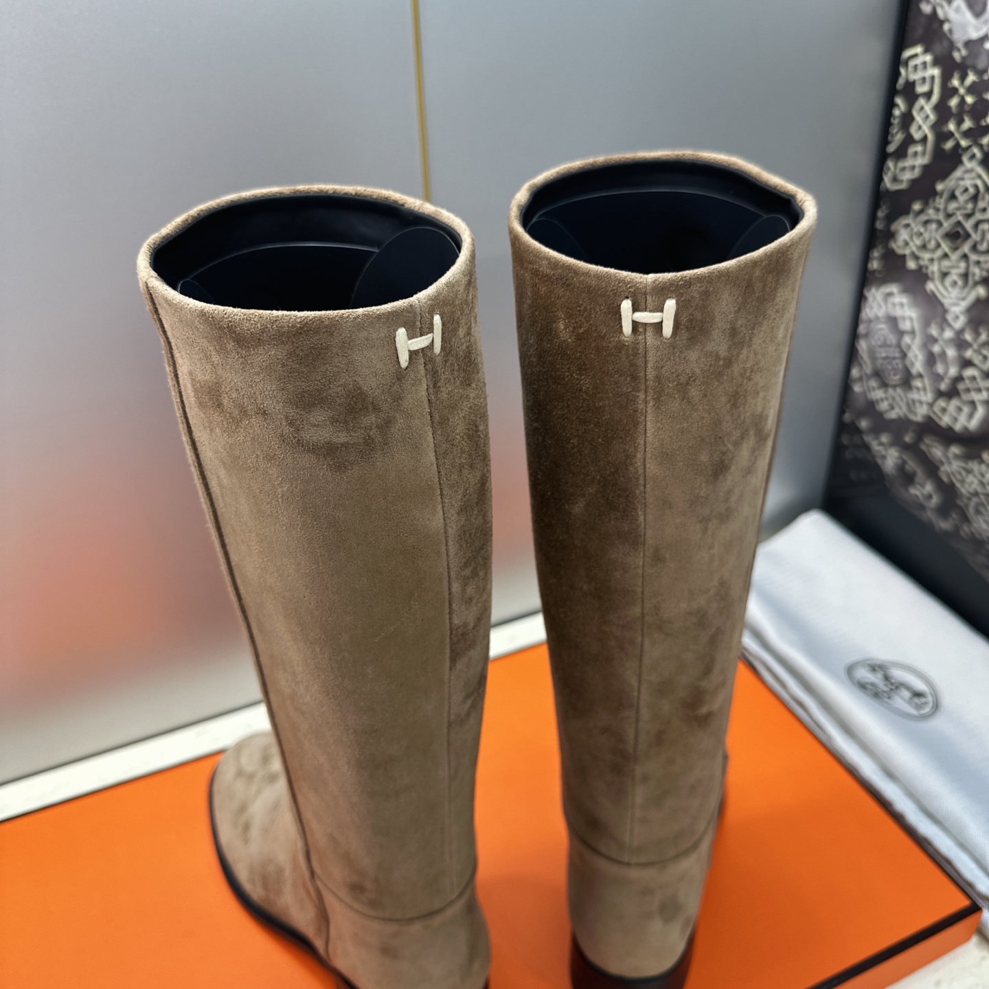 爱马仕 Hermes 2026秋冬新款 Lasso粗跟高筒及膝女长靴 H家字母logo低跟圆头一脚蹬机车骑士靴 材质:鞋 爱马仕 Hermes 2026秋冬新款 Lasso粗跟高筒及膝女长靴 H家字母logo低跟圆头一脚蹬机车骑士靴 材质:鞋