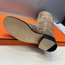 爱马仕 Hermes 2026秋冬新款 Lasso粗跟高筒及膝女长靴 H家字母logo低跟圆头一脚蹬机车骑士靴 材质:鞋 爱马仕 Hermes 2026秋冬新款 Lasso粗跟高筒及膝女长靴 H家字母logo低跟圆头一脚蹬机车骑士靴 材质:鞋