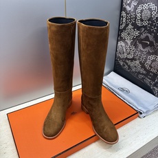 爱马仕 Hermes 2026秋冬新款 Lasso粗跟高筒及膝女长靴 H家字母logo低跟圆头一脚蹬机车骑士靴 材质:鞋 爱马仕 Hermes 2026秋冬新款 Lasso粗跟高筒及膝女长靴 H家字母logo低跟圆头一脚蹬机车骑士靴 材质:鞋