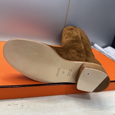 爱马仕 Hermes 2026秋冬新款 Lasso粗跟高筒及膝女长靴 H家字母logo低跟圆头一脚蹬机车骑士靴 材质:鞋 爱马仕 Hermes 2026秋冬新款 Lasso粗跟高筒及膝女长靴 H家字母logo低跟圆头一脚蹬机车骑士靴 材质:鞋