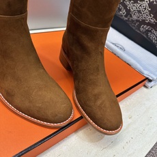 爱马仕 Hermes 2026秋冬新款 Lasso粗跟高筒及膝女长靴 H家字母logo低跟圆头一脚蹬机车骑士靴 材质:鞋 爱马仕 Hermes 2026秋冬新款 Lasso粗跟高筒及膝女长靴 H家字母logo低跟圆头一脚蹬机车骑士靴 材质:鞋