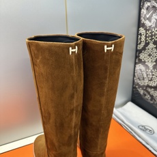 爱马仕 Hermes 2026秋冬新款 Lasso粗跟高筒及膝女长靴 H家字母logo低跟圆头一脚蹬机车骑士靴 材质:鞋 爱马仕 Hermes 2026秋冬新款 Lasso粗跟高筒及膝女长靴 H家字母logo低跟圆头一脚蹬机车骑士靴 材质:鞋