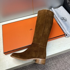 爱马仕 Hermes 2026秋冬新款 Lasso粗跟高筒及膝女长靴 H家字母logo低跟圆头一脚蹬机车骑士靴 材质:鞋 爱马仕 Hermes 2026秋冬新款 Lasso粗跟高筒及膝女长靴 H家字母logo低跟圆头一脚蹬机车骑士靴 材质:鞋