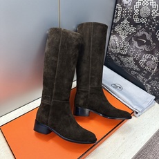 爱马仕 Hermes 2026秋冬新款 Lasso粗跟高筒及膝女长靴 H家字母logo低跟圆头一脚蹬机车骑士靴 材质:鞋 爱马仕 Hermes 2026秋冬新款 Lasso粗跟高筒及膝女长靴 H家字母logo低跟圆头一脚蹬机车骑士靴 材质:鞋