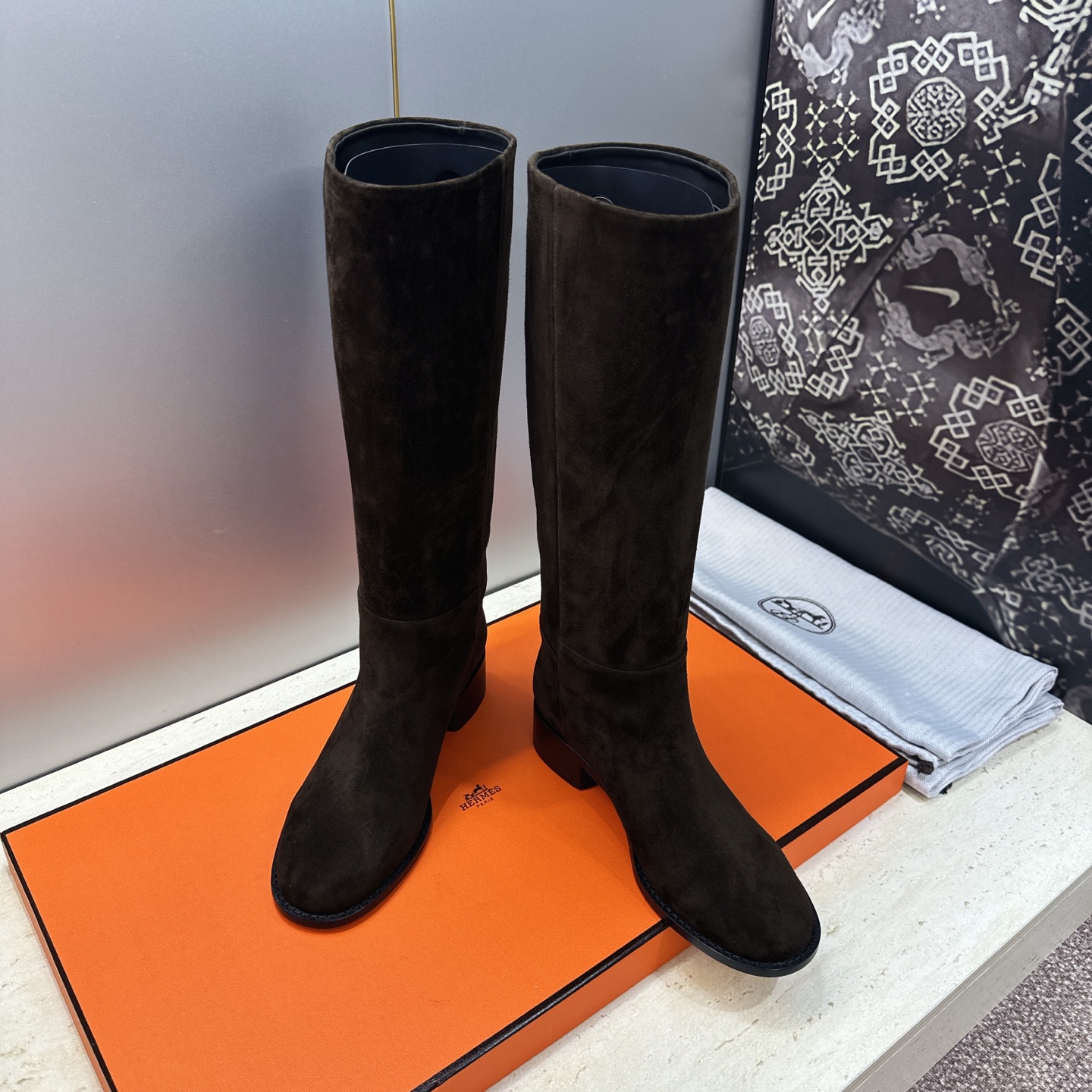 爱马仕 Hermes 2026秋冬新款 Lasso粗跟高筒及膝女长靴 H家字母logo低跟圆头一脚蹬机车骑士靴 材质:鞋 爱马仕 Hermes 2026秋冬新款 Lasso粗跟高筒及膝女长靴 H家字母logo低跟圆头一脚蹬机车骑士靴 材质:鞋