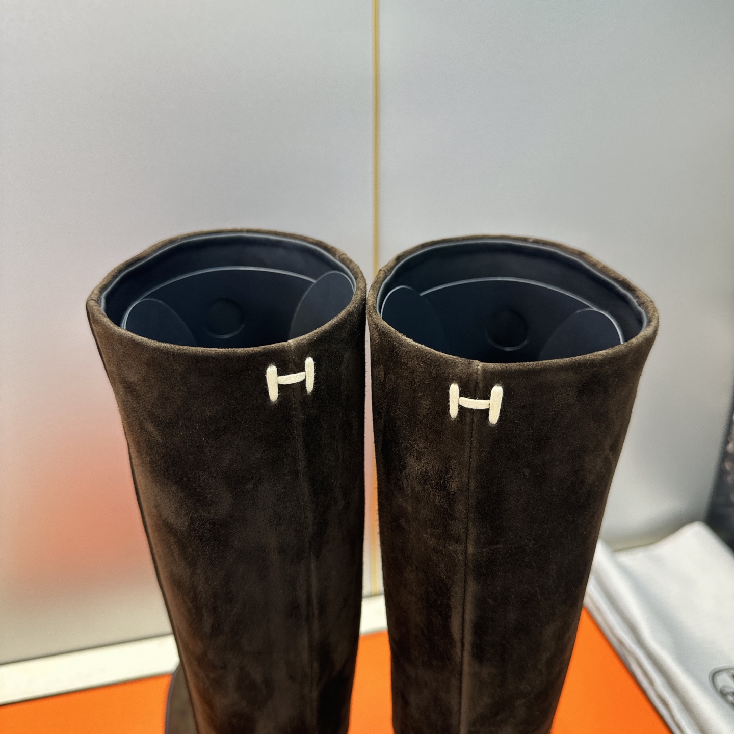爱马仕 Hermes 2026秋冬新款 Lasso粗跟高筒及膝女长靴 H家字母logo低跟圆头一脚蹬机车骑士靴 材质:鞋 爱马仕 Hermes 2026秋冬新款 Lasso粗跟高筒及膝女长靴 H家字母logo低跟圆头一脚蹬机车骑士靴 材质:鞋