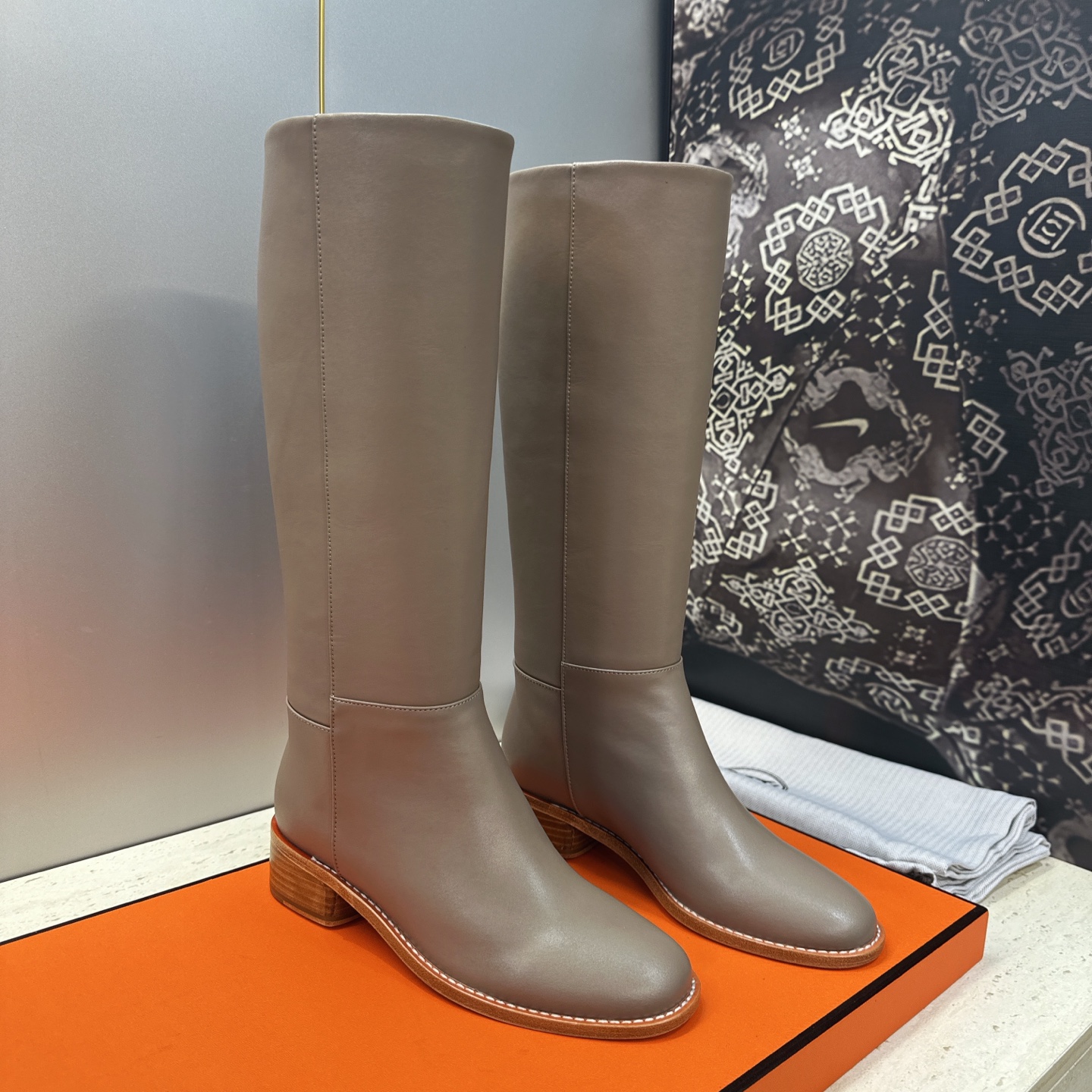 爱马仕 Hermes 2026秋冬新款 Lasso粗跟高筒及膝女长靴 H家字母logo低跟圆头一脚蹬机车骑士靴 材质：鞋