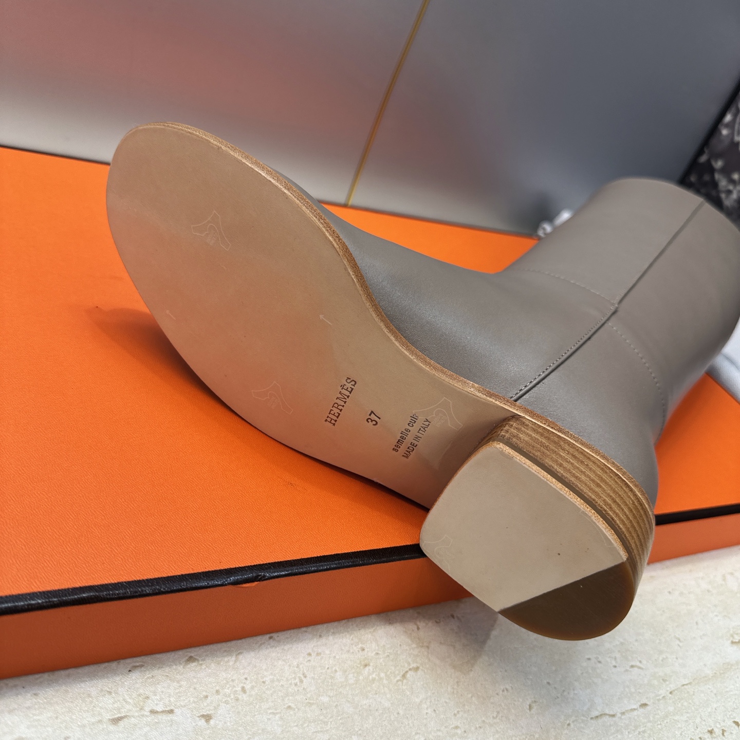 爱马仕 Hermes 2026秋冬新款 Lasso粗跟高筒及膝女长靴 H家字母logo低跟圆头一脚蹬机车骑士靴 材质：鞋