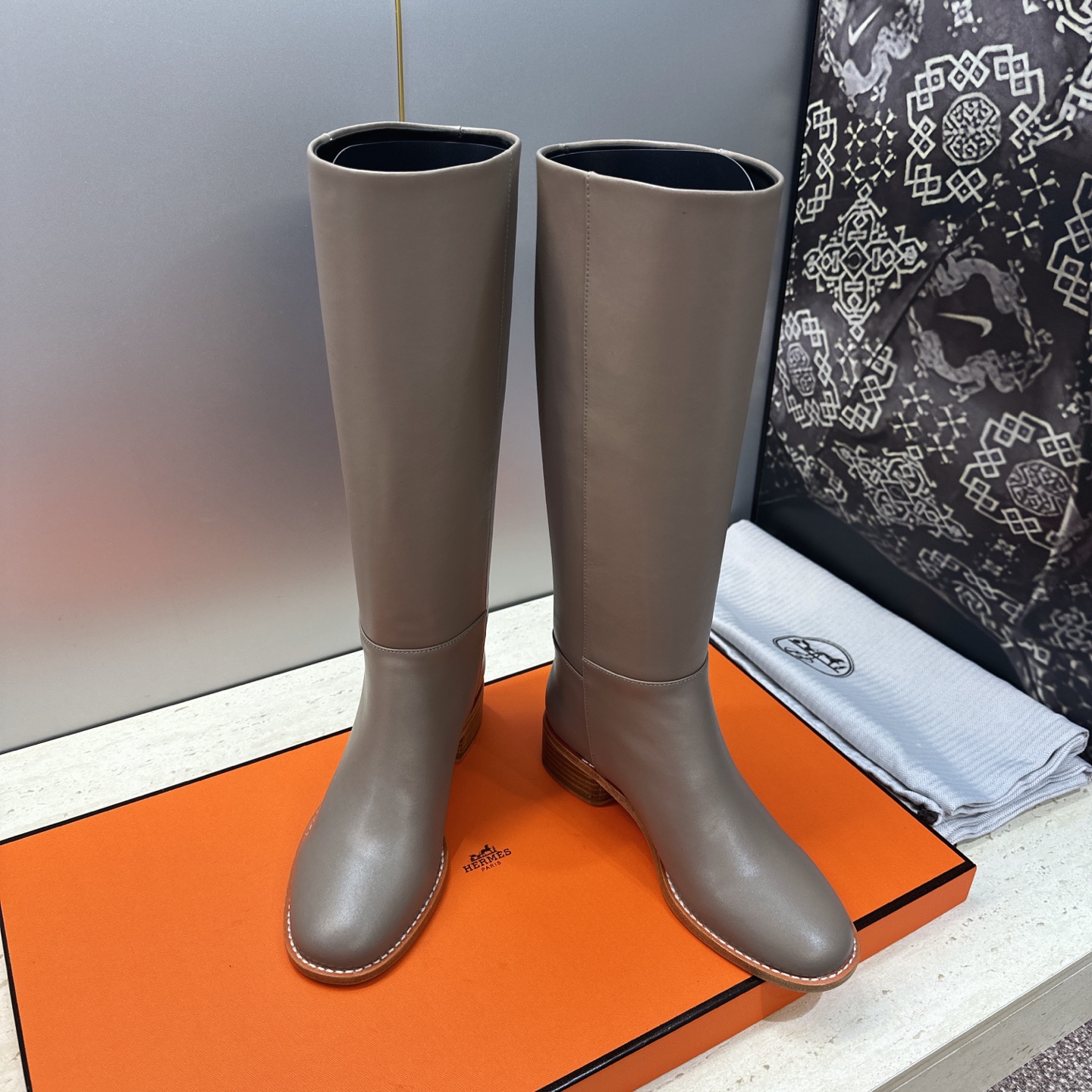 爱马仕 Hermes 2026秋冬新款 Lasso粗跟高筒及膝女长靴 H家字母logo低跟圆头一脚蹬机车骑士靴 材质：鞋
