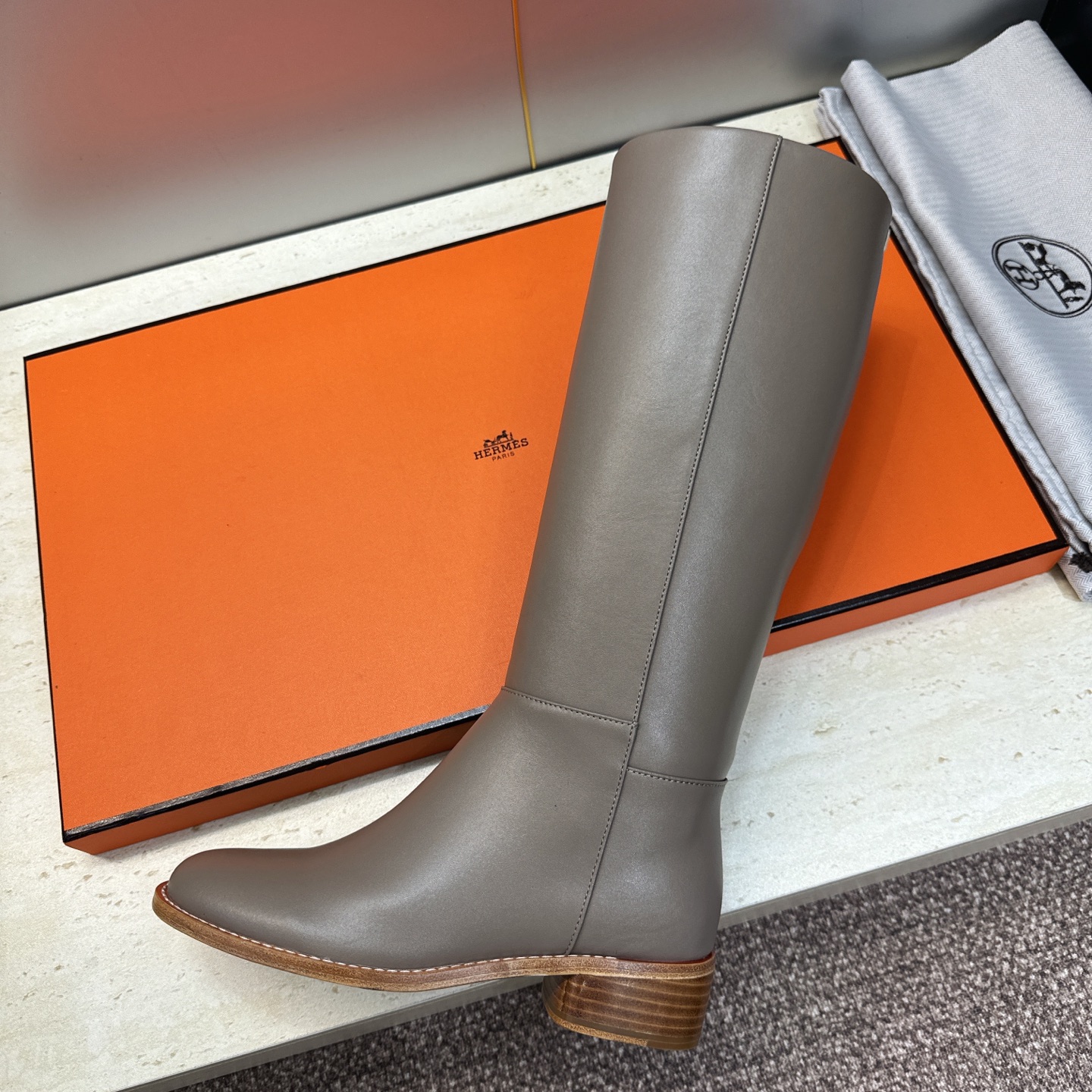 爱马仕 Hermes 2026秋冬新款 Lasso粗跟高筒及膝女长靴 H家字母logo低跟圆头一脚蹬机车骑士靴 材质：鞋