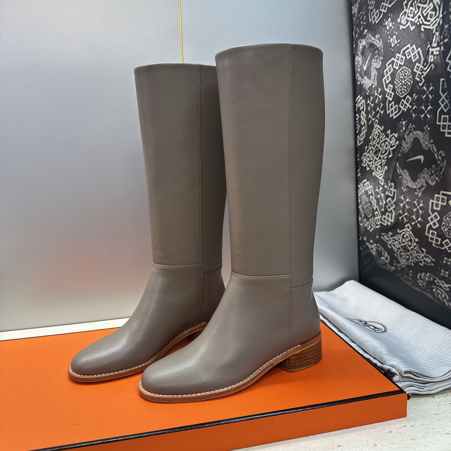 爱马仕 Hermes 2026秋冬新款 Lasso粗跟高筒及膝女长靴 H家字母logo低跟圆头一脚蹬机车骑士靴 材质：鞋