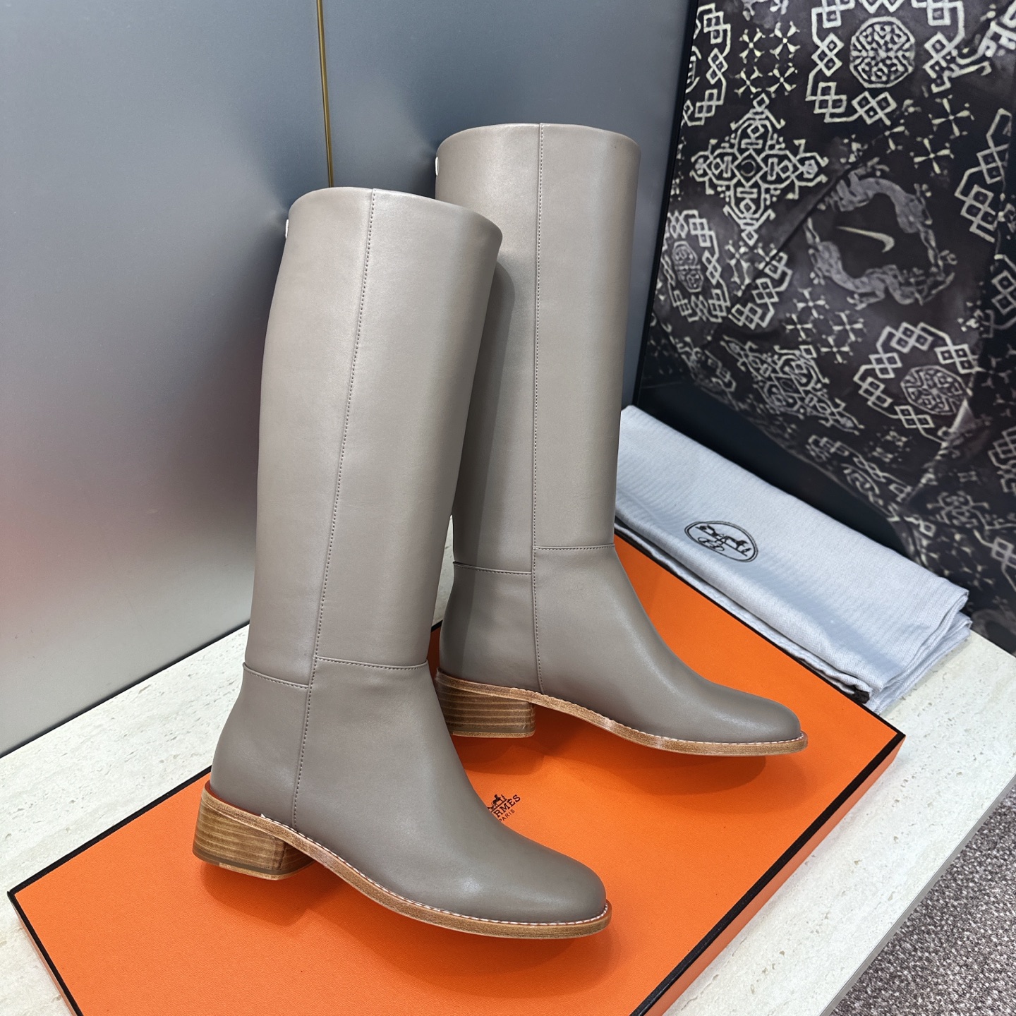 爱马仕 Hermes 2026秋冬新款 Lasso粗跟高筒及膝女长靴 H家字母logo低跟圆头一脚蹬机车骑士靴 材质：鞋