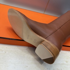 爱马仕 Hermes 2026秋冬新款 Lasso粗跟高筒及膝女长靴 H家字母logo低跟圆头一脚蹬机车骑士靴 材质:鞋 爱马仕 Hermes 2026秋冬新款 Lasso粗跟高筒及膝女长靴 H家字母logo低跟圆头一脚蹬机车骑士靴 材质:鞋