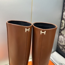 爱马仕 Hermes 2026秋冬新款 Lasso粗跟高筒及膝女长靴 H家字母logo低跟圆头一脚蹬机车骑士靴 材质:鞋 爱马仕 Hermes 2026秋冬新款 Lasso粗跟高筒及膝女长靴 H家字母logo低跟圆头一脚蹬机车骑士靴 材质:鞋