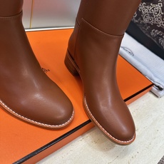 爱马仕 Hermes 2026秋冬新款 Lasso粗跟高筒及膝女长靴 H家字母logo低跟圆头一脚蹬机车骑士靴 材质:鞋 爱马仕 Hermes 2026秋冬新款 Lasso粗跟高筒及膝女长靴 H家字母logo低跟圆头一脚蹬机车骑士靴 材质:鞋