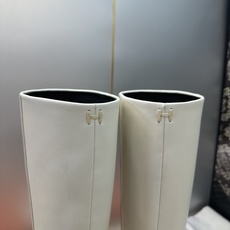 爱马仕 Hermes 2026秋冬新款 Lasso粗跟高筒及膝女长靴 H家字母logo低跟圆头一脚蹬机车骑士靴 材质:鞋 爱马仕 Hermes 2026秋冬新款 Lasso粗跟高筒及膝女长靴 H家字母logo低跟圆头一脚蹬机车骑士靴 材质:鞋