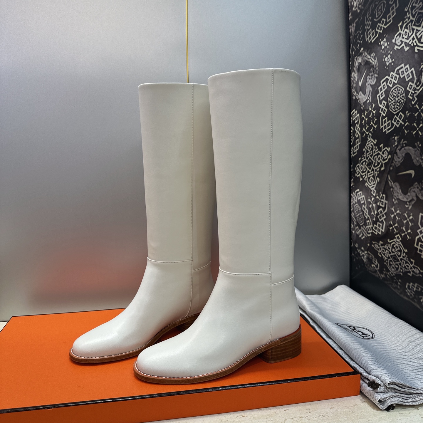 爱马仕 Hermes 2026秋冬新款 Lasso粗跟高筒及膝女长靴 H家字母logo低跟圆头一脚蹬机车骑士靴 材质:鞋 爱马仕 Hermes 2026秋冬新款 Lasso粗跟高筒及膝女长靴 H家字母logo低跟圆头一脚蹬机车骑士靴 材质:鞋