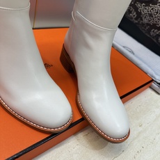 爱马仕 Hermes 2026秋冬新款 Lasso粗跟高筒及膝女长靴 H家字母logo低跟圆头一脚蹬机车骑士靴 材质:鞋 爱马仕 Hermes 2026秋冬新款 Lasso粗跟高筒及膝女长靴 H家字母logo低跟圆头一脚蹬机车骑士靴 材质:鞋