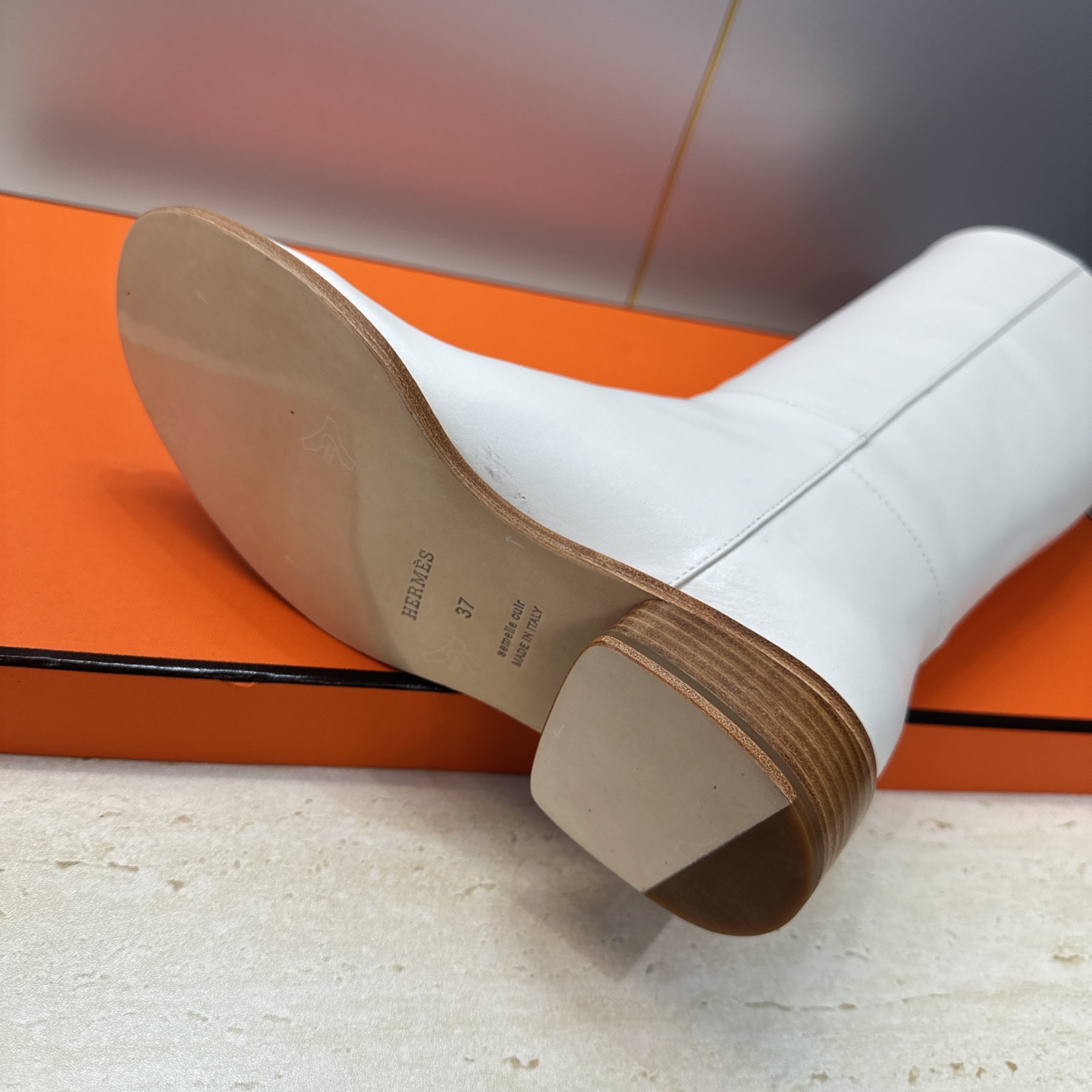 爱马仕 Hermes 2026秋冬新款 Lasso粗跟高筒及膝女长靴 H家字母logo低跟圆头一脚蹬机车骑士靴 材质:鞋 爱马仕 Hermes 2026秋冬新款 Lasso粗跟高筒及膝女长靴 H家字母logo低跟圆头一脚蹬机车骑士靴 材质:鞋