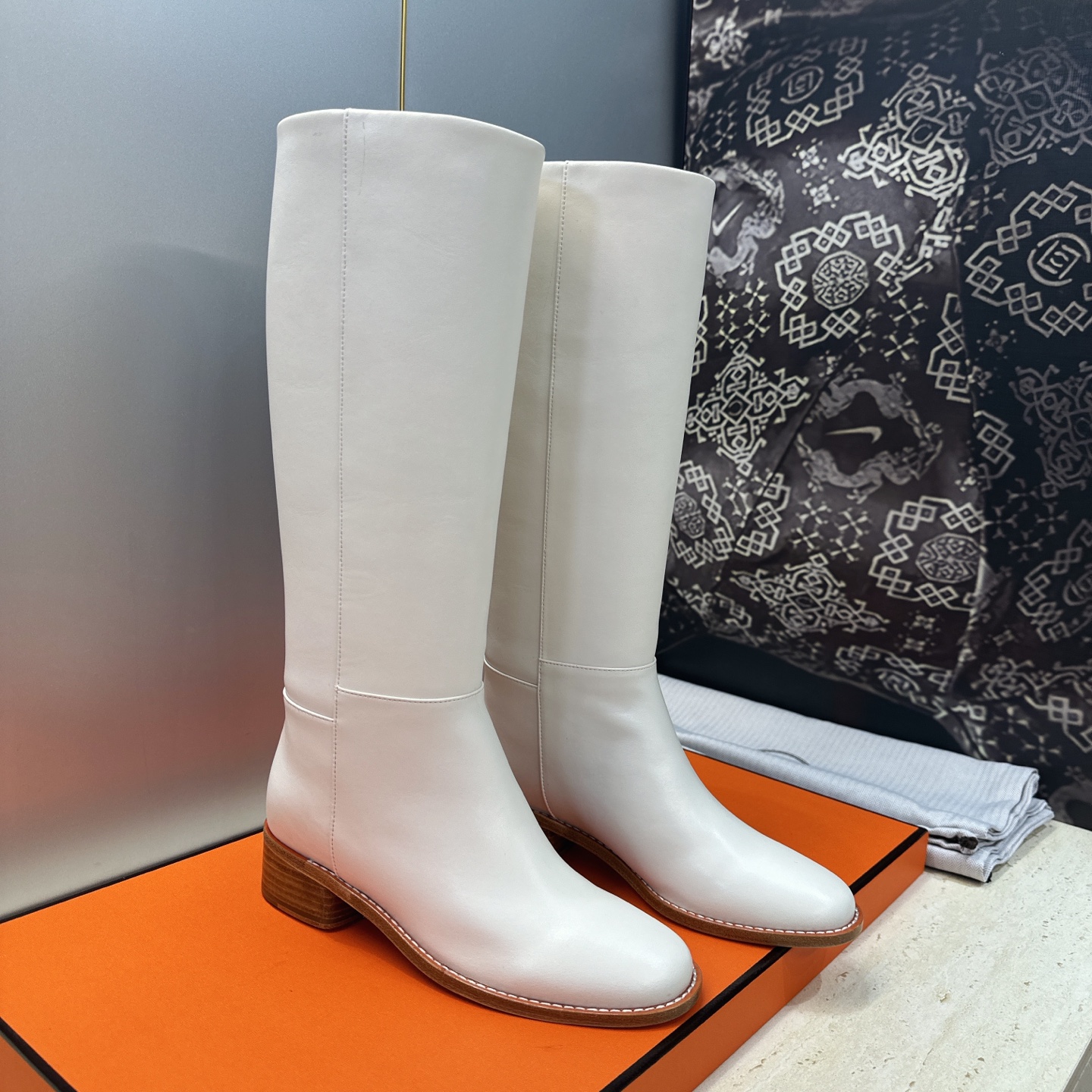 爱马仕 Hermes 2026秋冬新款 Lasso粗跟高筒及膝女长靴 H家字母logo低跟圆头一脚蹬机车骑士靴 材质：鞋