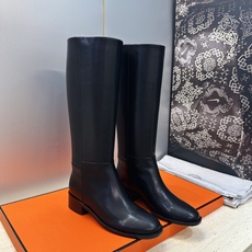 爱马仕 Hermes 2026秋冬新款 Lasso粗跟高筒及膝女长靴 H家字母logo低跟圆头一脚蹬机车骑士靴 材质:鞋 爱马仕 Hermes 2026秋冬新款 Lasso粗跟高筒及膝女长靴 H家字母logo低跟圆头一脚蹬机车骑士靴 材质:鞋