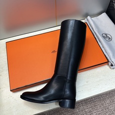 爱马仕 Hermes 2026秋冬新款 Lasso粗跟高筒及膝女长靴 H家字母logo低跟圆头一脚蹬机车骑士靴 材质:鞋 爱马仕 Hermes 2026秋冬新款 Lasso粗跟高筒及膝女长靴 H家字母logo低跟圆头一脚蹬机车骑士靴 材质:鞋