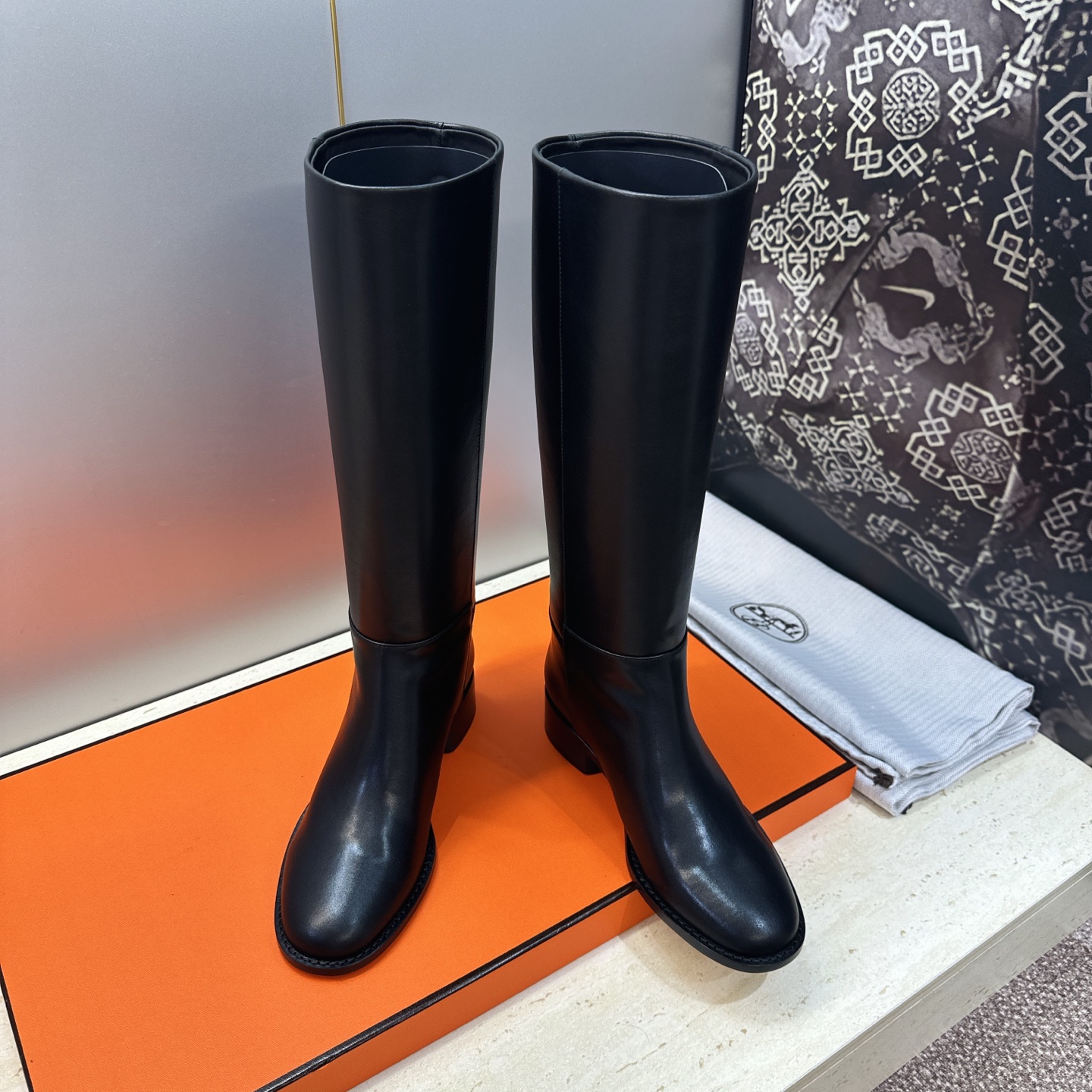 爱马仕 Hermes 2026秋冬新款 Lasso粗跟高筒及膝女长靴 H家字母logo低跟圆头一脚蹬机车骑士靴 材质：鞋