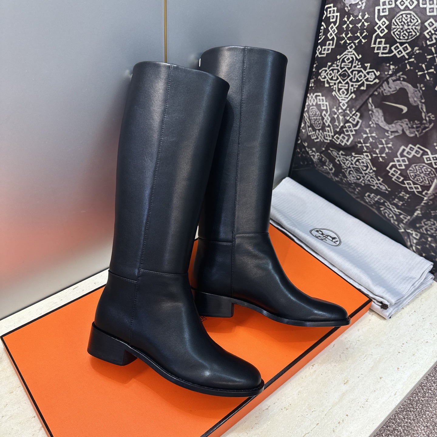 爱马仕 Hermes 2026秋冬新款 Lasso粗跟高筒及膝女长靴 H家字母logo低跟圆头一脚蹬机车骑士靴 材质:鞋 爱马仕 Hermes 2026秋冬新款 Lasso粗跟高筒及膝女长靴 H家字母logo低跟圆头一脚蹬机车骑士靴 材质:鞋