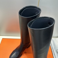 爱马仕 Hermes 2026秋冬新款 Lasso粗跟高筒及膝女长靴 H家字母logo低跟圆头一脚蹬机车骑士靴 材质:鞋 爱马仕 Hermes 2026秋冬新款 Lasso粗跟高筒及膝女长靴 H家字母logo低跟圆头一脚蹬机车骑士靴 材质:鞋
