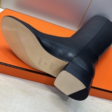 爱马仕 Hermes 2026秋冬新款 Lasso粗跟高筒及膝女长靴 H家字母logo低跟圆头一脚蹬机车骑士靴 材质:鞋 爱马仕 Hermes 2026秋冬新款 Lasso粗跟高筒及膝女长靴 H家字母logo低跟圆头一脚蹬机车骑士靴 材质:鞋
