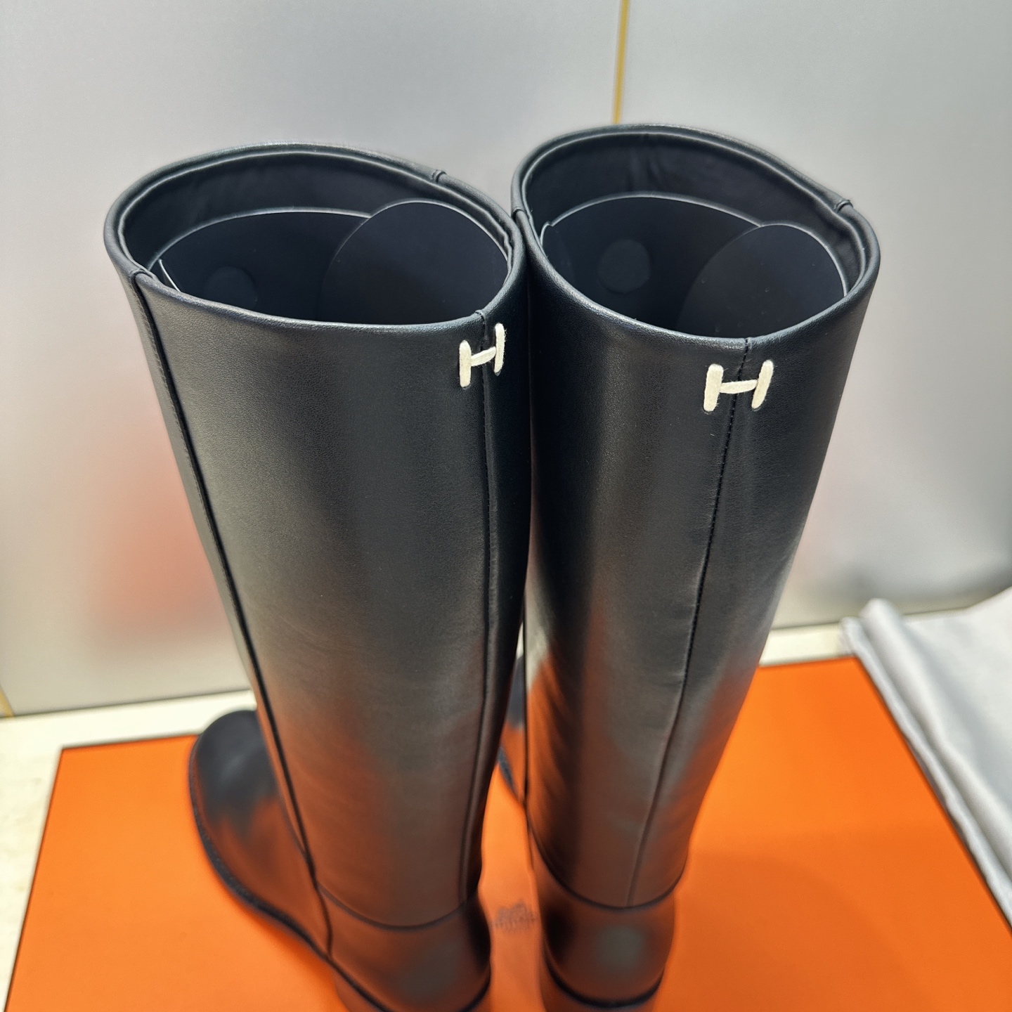 爱马仕 Hermes 2026秋冬新款 Lasso粗跟高筒及膝女长靴 H家字母logo低跟圆头一脚蹬机车骑士靴 材质:鞋 爱马仕 Hermes 2026秋冬新款 Lasso粗跟高筒及膝女长靴 H家字母logo低跟圆头一脚蹬机车骑士靴 材质:鞋