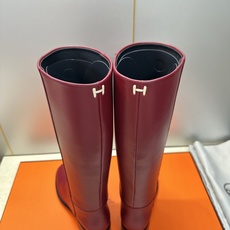 爱马仕 Hermes 2026秋冬新款 Lasso粗跟高筒及膝女长靴 H家字母logo低跟圆头一脚蹬机车骑士靴 材质:鞋 爱马仕 Hermes 2026秋冬新款 Lasso粗跟高筒及膝女长靴 H家字母logo低跟圆头一脚蹬机车骑士靴 材质:鞋