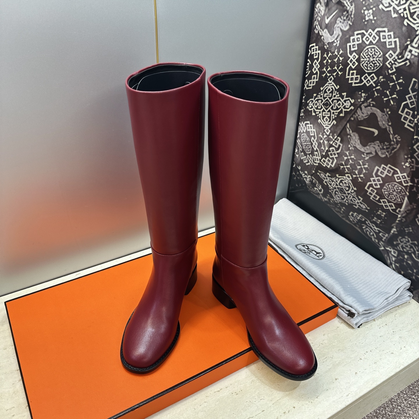 爱马仕 Hermes 2026秋冬新款 Lasso粗跟高筒及膝女长靴 H家字母logo低跟圆头一脚蹬机车骑士靴 材质:鞋 爱马仕 Hermes 2026秋冬新款 Lasso粗跟高筒及膝女长靴 H家字母logo低跟圆头一脚蹬机车骑士靴 材质:鞋