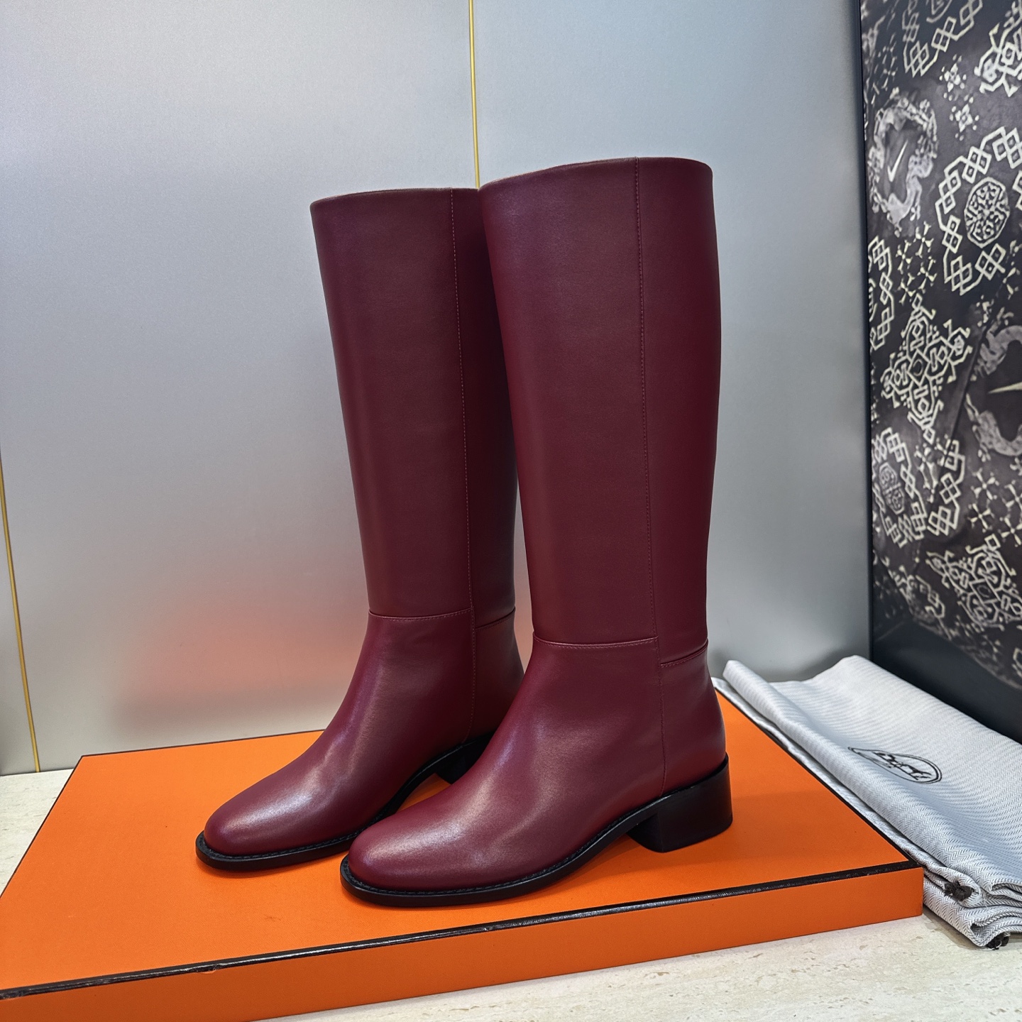 爱马仕 Hermes 2026秋冬新款 Lasso粗跟高筒及膝女长靴 H家字母logo低跟圆头一脚蹬机车骑士靴 材质:鞋 爱马仕 Hermes 2026秋冬新款 Lasso粗跟高筒及膝女长靴 H家字母logo低跟圆头一脚蹬机车骑士靴 材质:鞋